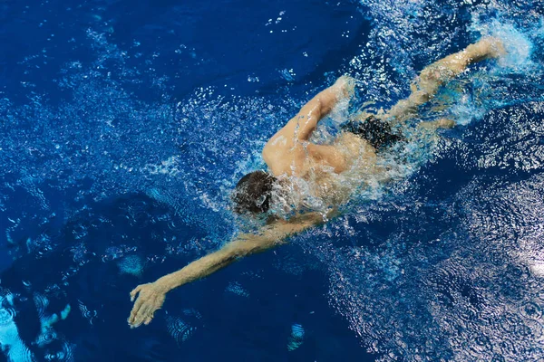 Homem nadador na piscina. Foto subaquática — Fotografia de Stock