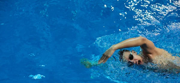 Homem nadador na piscina. Foto subaquática — Fotografia de Stock