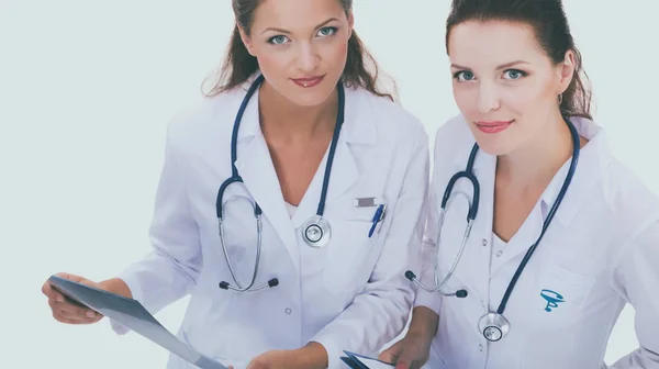 2人の若い女性医師が病院に立っていて — ストック写真