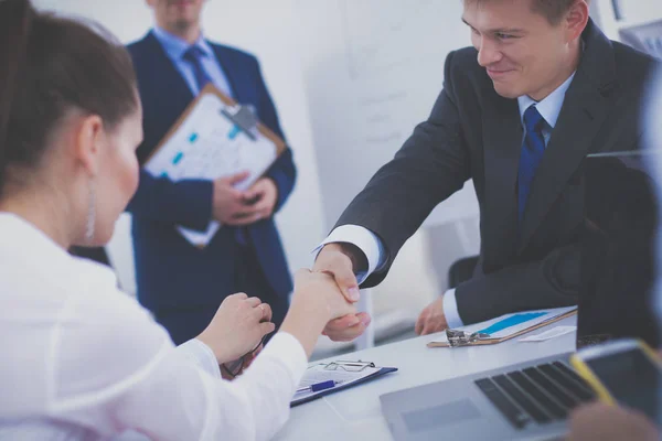 Gente de negocios dándose la mano, terminando una reunión, en la oficina — Foto de Stock