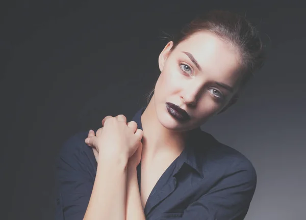 Retrato de una hermosa mujer con collar —  Fotos de Stock