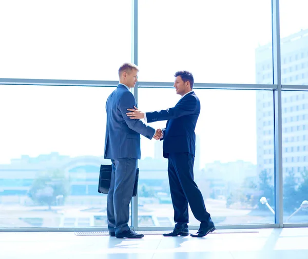 Két sikeres üzletember, akik kezet ráztak egymással. — Stock Fotó