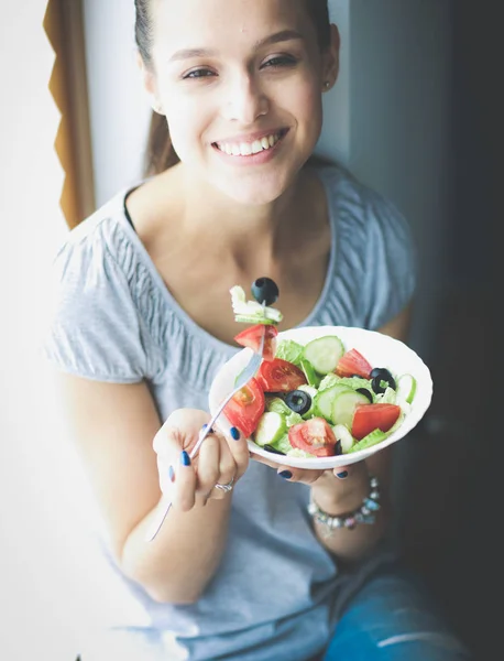 A beautiful girl eating healthy food. Beautiful girl — Stock Photo, Image