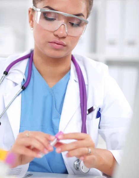 Vrouwelijke onderzoeker is omringd door medische flacons en flacons, geïsoleerd op witte achtergrond — Stockfoto