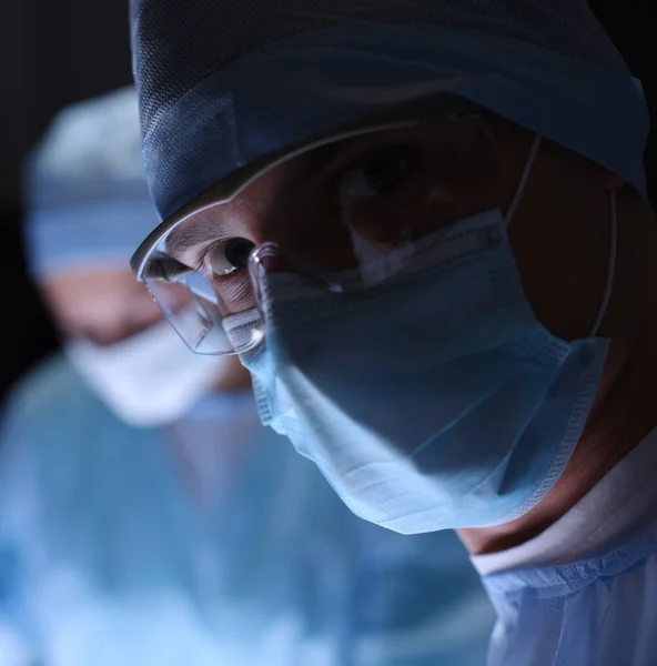 手術室で働くチーム外科医 — ストック写真