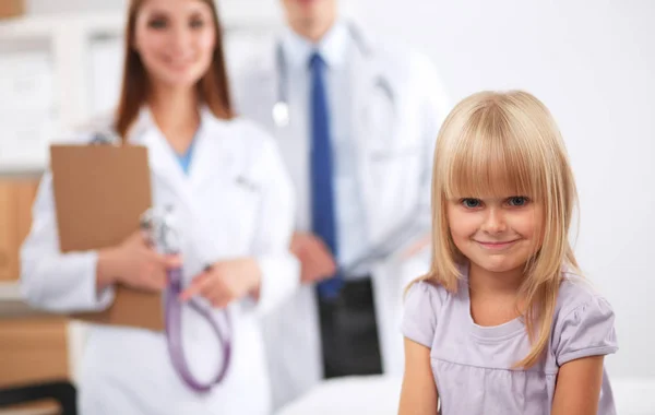 Médico femenino examinando a un niño con estetoscopio en cirugía — Foto de Stock