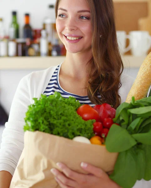 Mujer joven sosteniendo bolsa de la compra de comestibles con verduras —  Fotos de Stock