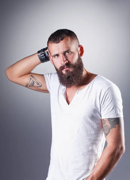 Retrato de homem bonito em pé, isolado sobre fundo cinza — Fotografia de Stock