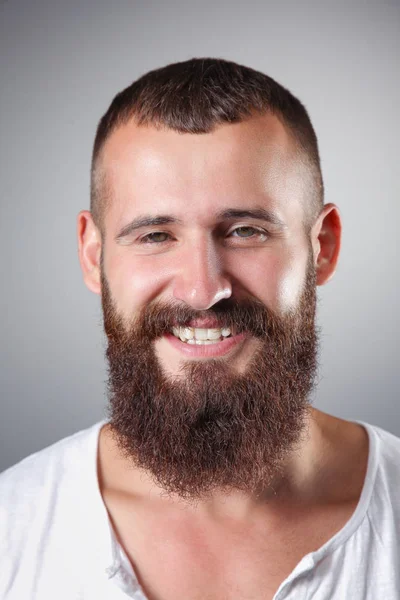 Retrato de hombre guapo de pie, aislado sobre fondo gris — Foto de Stock