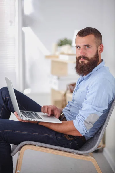 Ung affärsman sitter på ordförande i ämbetet — Stockfoto