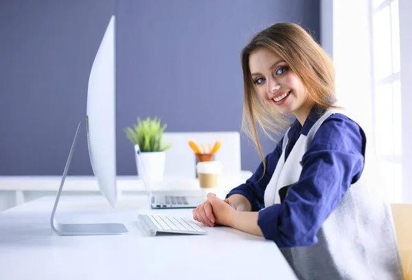Jeune femme d'affaires confiante travaillant au bureau et tapant avec un ordinateur portable — Photo