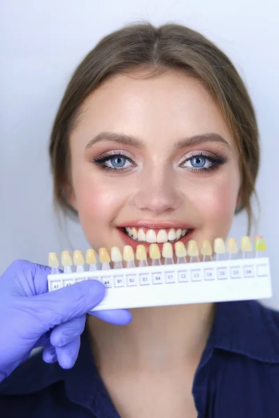 Fogorvos és páciens a fogorvosi rendelőben — Stock Fotó