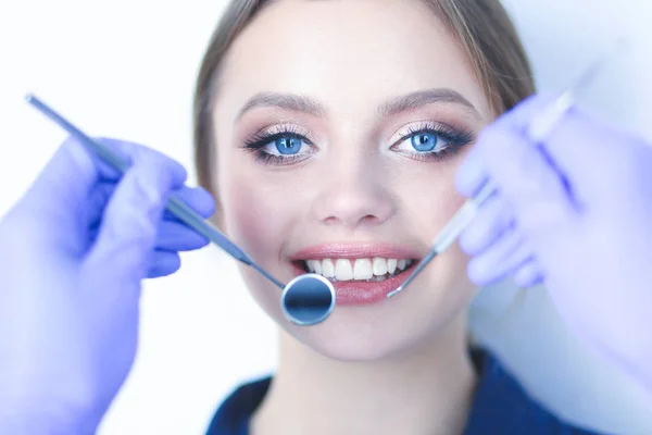 Tandläkare och patient sitter på tandläkarmottagningen — Stockfoto