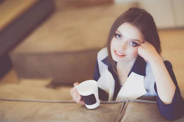Fiatal Kényelmes Kanapén Csésze Kávé Kezében Fehér Szobában — Stock Fotó