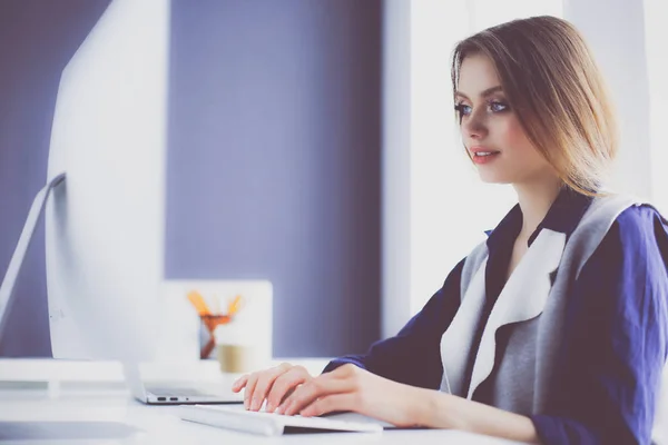 Jeune femme d'affaires confiante travaillant au bureau et tapant avec un ordinateur portable — Photo