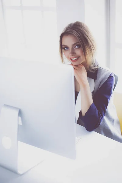 Junge selbstbewusste Geschäftsfrau arbeitet am Schreibtisch und tippt mit dem Laptop — Stockfoto