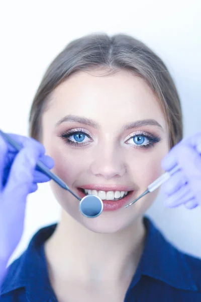 Tannlege og pasient på tannlegekontor – stockfoto