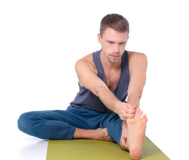 Pratik Yoga bir genç adam. Yoga. Yoga eğitmeni
