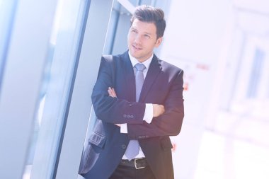 Ofisteki pencerenin yanında duran işadamının portresi