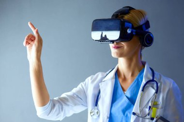 Sanal gerçeklik gözlüğü takan kadın doktor beyaz arka planda izole edilmiş..