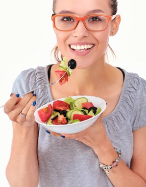 Sağlıklı yemek yeme, bir tabak tutan güzel bir kız