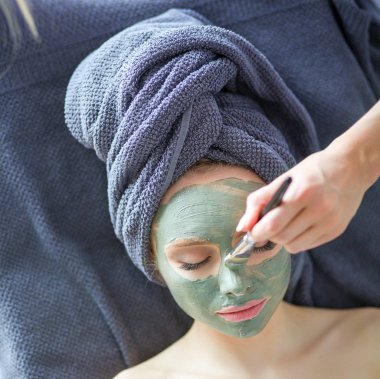 Spa yalan maskesi, sahip güzel bir kadın. Kadın. Spa Salonu