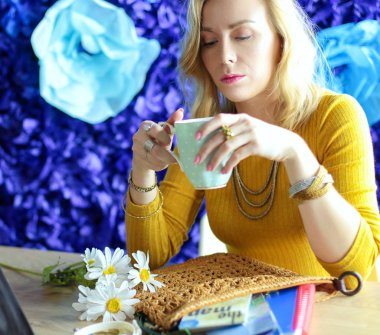 Kredi kartı tutan ve dizüstü bilgisayar kullanan genç bir kadın. Çevrimiçi alışveriş kavramı