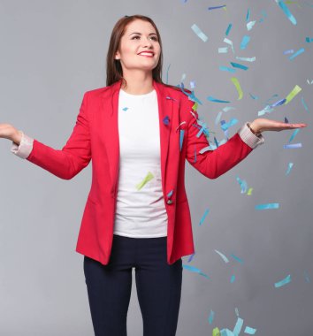 Konfeti kutlama parti güzel mutlu kadın. Doğum günü veya yeni yıl arifesi kavramı kutlama.