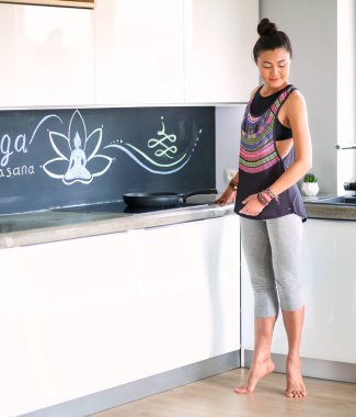 Formda ve çekici genç bir kadın sağlıklı yemek hazırlıyor. Kadın.