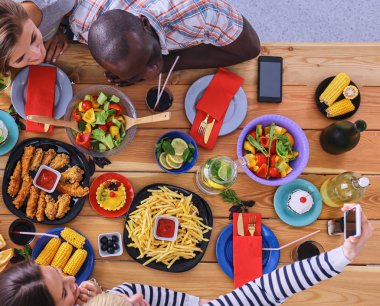 Üstten Görünüm grup yemek yiyorsunuz tahta masada otururken insan
