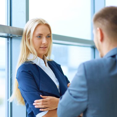 Birbirleri ile el sıkışan iki başarılı iş adamları. İki başarılı iş adamları