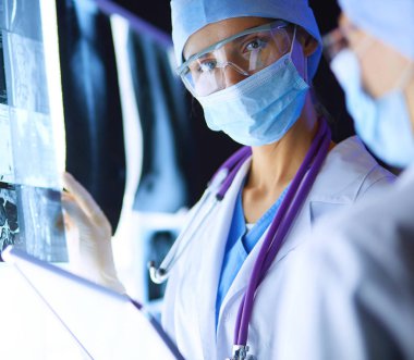 Hastanede röntgen çektiren iki kadın doktor..