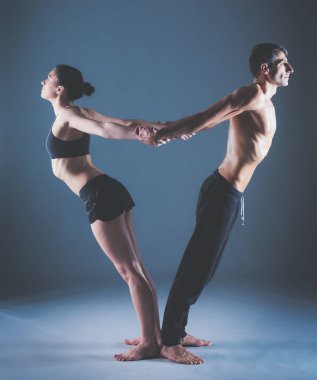 Genç çift Acro yoga mat Studio birlikte uygulamak. Acroyoga. Çift yoga. Ortak yoga.