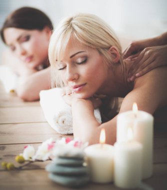 Rahatlatıcı ve spa merkezinde zevk iki genç güzel kadın. İki genç güzel kadın rahatlatıcı