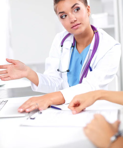 Arzt und Patient sitzen im Büro auf dem Schreibtisch — Stockfoto