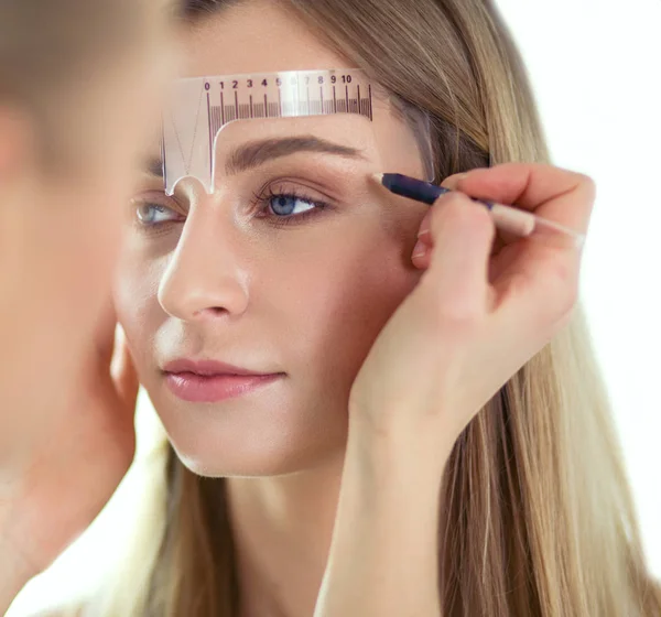 Permanente make-up voor wenkbrauwen. Close-up van mooie vrouw met dikke wenkbrauwen in schoonheidssalon. — Stockfoto