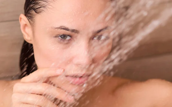 Jonge beautyful vrouw onder de douche in de badkamer. — Stockfoto