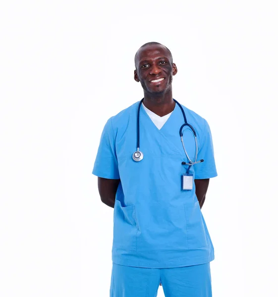 รูปภาพของชายแพทย์ยืนโดดเดี่ยวบนพื้นหลังสีขาว — ภาพถ่ายสต็อก