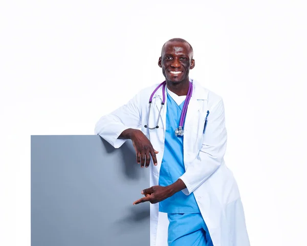 Medico maschio con cartello vuoto, isolato su sfondo bianco — Foto Stock