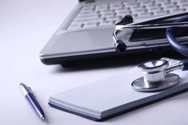 Estetoscópio médico, laptop, pasta na mesa — Fotografia de Stock