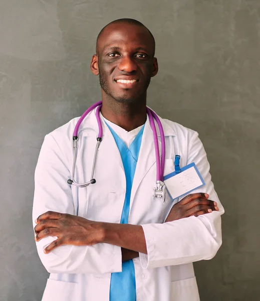 Docteur avec les bras pliés dans le bureau moderne — Photo