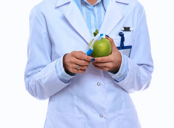 Дантист врач женщина врач держать зеленое свежее яблоко в руке и зубную щетку — стоковое фото