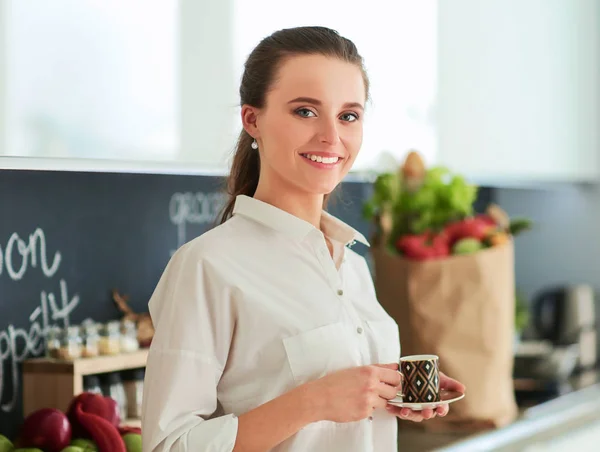 Junge Frau plant Ausgaben und bezahlt Rechnungen für ihre Küche. — Stockfoto