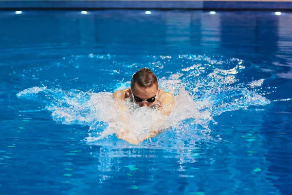 Homem nadador na piscina. Foto subaquática — Fotografia de Stock