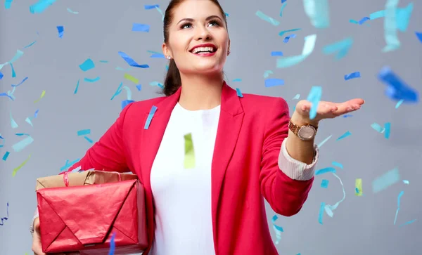 Hermosa mujer feliz con caja de regalo en la fiesta de celebración con confeti. Cumpleaños o Nochevieja celebrando el concepto —  Fotos de Stock