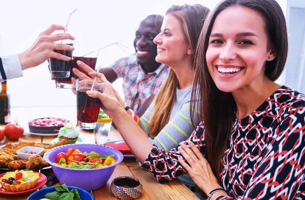 Pessoas com bebidas enquanto se sentam na mesa de jantar — Fotografia de Stock