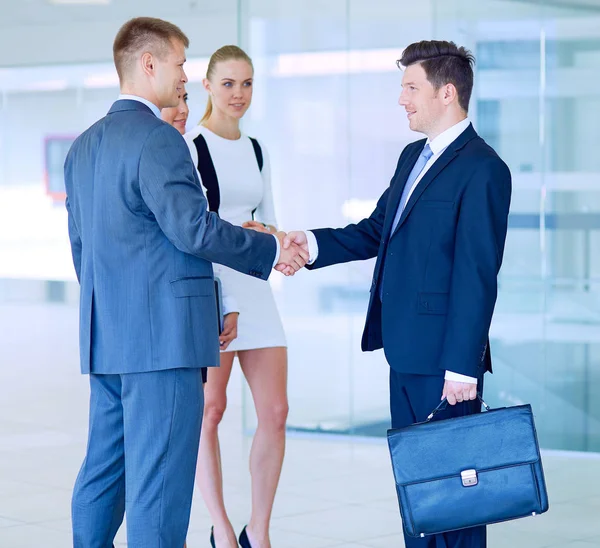 Gente de negocios con las manos juntas en un círculo. Gente de negocios . —  Fotos de Stock