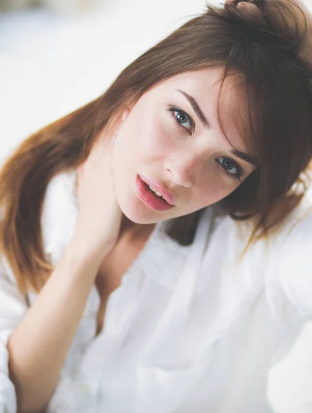 Porträt der schönen jungen Frau Gesicht. isoliert auf weißem Hintergrund. — Stockfoto