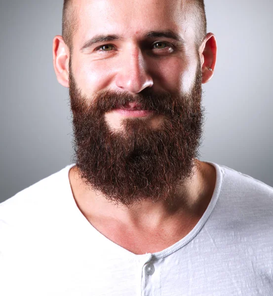 Retrato de homem bonito em pé, isolado sobre fundo cinza — Fotografia de Stock