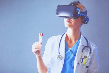 Sanal gerçeklik gözlüğü takan kadın doktor beyaz arka planda izole edilmiş..